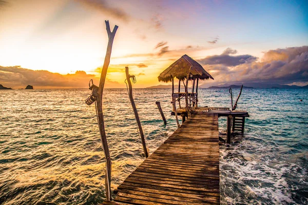 Denizde ahşap plaj barının üzerinde gün batımı ve Koh Mak adasında bir kulübe, Trat, Tayland — Stok fotoğraf