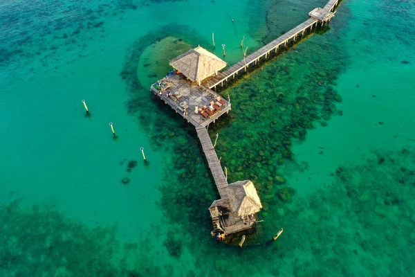 タイ、トラット島、コマック島の桟橋上の海と小屋の木製のビーチバー — ストック写真