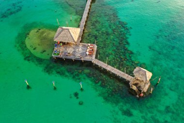 Denizde ahşap bir sahil barı ve Koh Mak adasında bir kulübe, Trat, Tayland