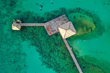 Denizde ahşap bir sahil barı ve Koh Mak adasında bir kulübe, Trat, Tayland