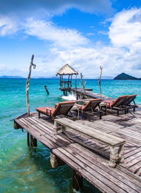 Denizde ahşap bir sahil barı ve Koh Mak adasında bir kulübe, Trat, Tayland