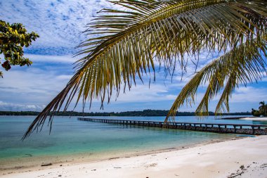 Güzel tropik ada Koh Kham, volkanik kayalıkları olan beyaz kumsal, Koh Mak, Trat, Tayland yakınlarında.