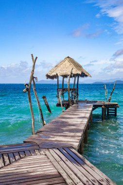 Denizde ahşap bir sahil barı ve Koh Mak adasında bir kulübe, Trat, Tayland
