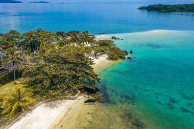 Güzel tropik ada Koh Kham, volkanik kayalıkları olan beyaz kumsal, Koh Mak, Trat, Tayland yakınlarında.