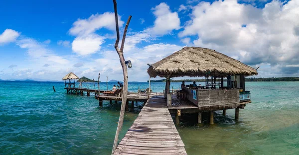 タイ、トラット島、コマック島の桟橋上の海と小屋の木製のビーチバー — ストック写真
