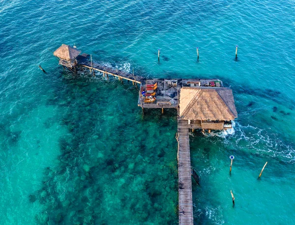 Holzstrand-Bar im Meer und Hütte am Pier auf der Insel Koh Mak, Trat, Thailand — Stockfoto