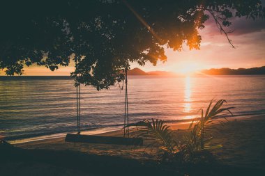 Koh Chang, Trat, Tayland yakınlarındaki Koh Mak tropikal adasının üzerinde güzel bir günbatımı.