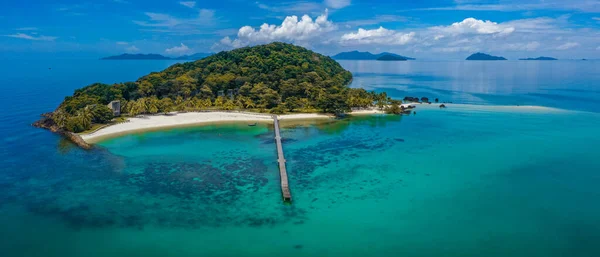 Linda ilha tropical Koh Kham, praia de areia branca com rochas vulcânicas, perto de koh Mak, Trat, Tailândia — Fotografia de Stock