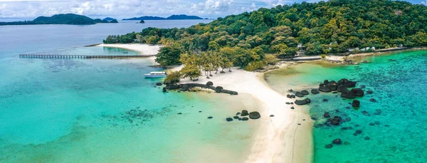 Schöne tropische Insel Koh Kham, weißer Sandstrand mit vulkanischen Felsen, in der Nähe von Koh Mak, Trat, Thailand — Stockfoto