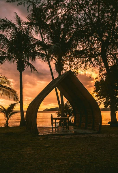 Beau coucher de soleil sur l'île tropicale de Koh Mak et sa plage, près de koh Chang, Trat, Thaïlande — Photo