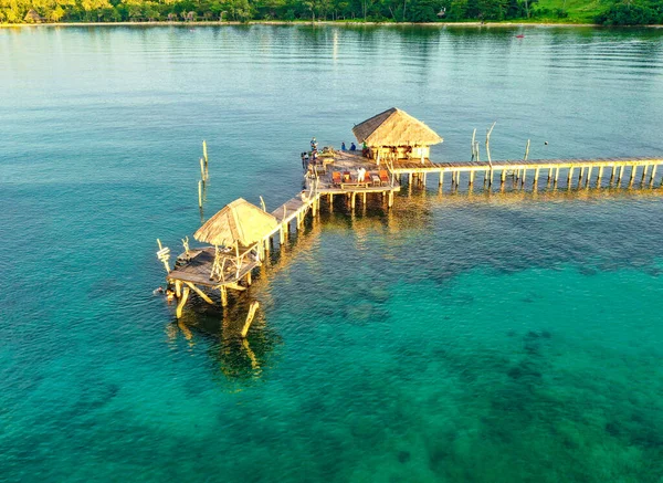 泰国，特拉特，郭茂岛，海上木制海滩酒吧和码头上的茅屋 — 图库照片