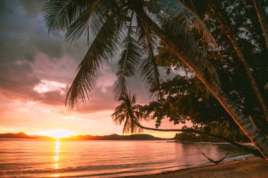 Koh Chang, Trat, Tayland yakınlarındaki Koh Mak tropikal adasının üzerinde güzel bir günbatımı.