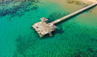 Koh Mak tropikal adası ve denizdeki uzun tahta iskelesi, Koh Chang, Trat, Tayland yakınlarında.