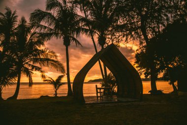 Koh Chang, Trat, Tayland yakınlarındaki Koh Mak tropikal adasının üzerinde güzel bir günbatımı.