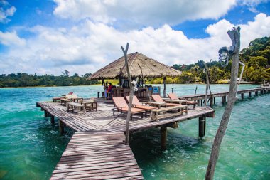 Denizde ahşap bir sahil barı ve Koh Mak adasında bir kulübe, Trat, Tayland
