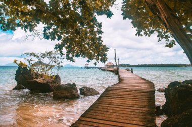 Denizde ahşap bir sahil barı ve Koh Mak adasında bir kulübe, Trat, Tayland