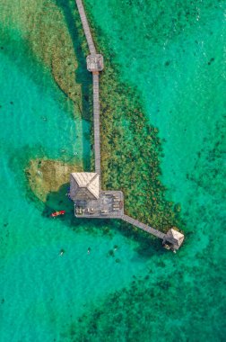 Denizde ahşap bir sahil barı ve Koh Mak adasında bir kulübe, Trat, Tayland
