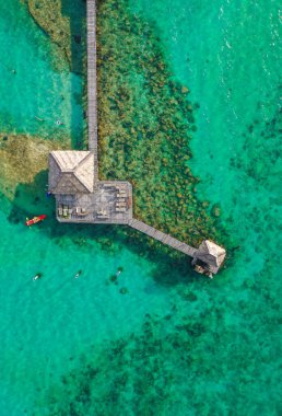 Denizde ahşap bir sahil barı ve Koh Mak adasında bir kulübe, Trat, Tayland