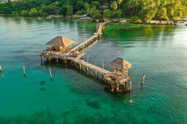 Denizde ahşap bir sahil barı ve Koh Mak adasında bir kulübe, Trat, Tayland