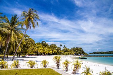 Güzel tropik ada Koh Kham, volkanik kayalıkları olan beyaz kumsal, Koh Mak, Trat, Tayland yakınlarında.
