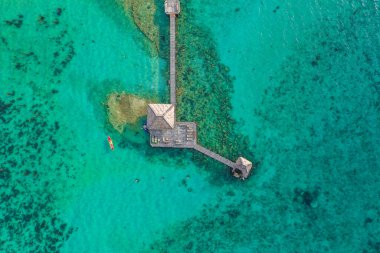 Denizde ahşap bir sahil barı ve Koh Mak adasında bir kulübe, Trat, Tayland