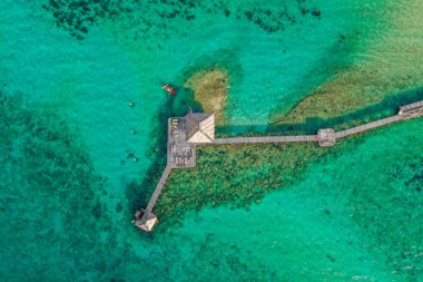 Denizde ahşap bir sahil barı ve Koh Mak adasında bir kulübe, Trat, Tayland