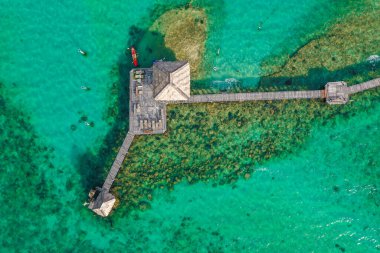 Denizde ahşap bir sahil barı ve Koh Mak adasında bir kulübe, Trat, Tayland