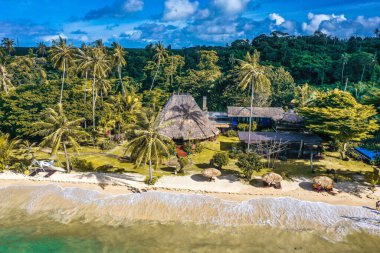 Koh Mak tropikal adası ve Koh Chang, Trat, Tayland yakınlarındaki cennet plajı.