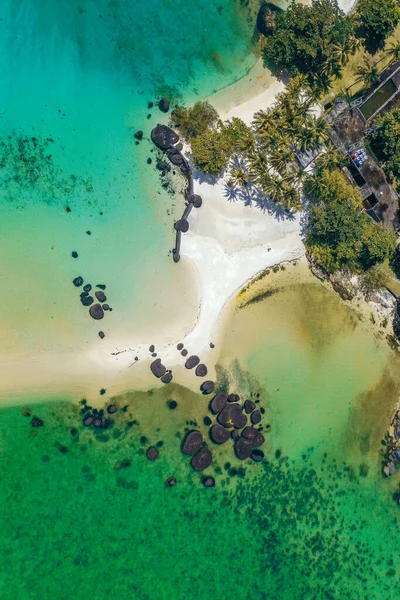 Hermosa isla tropical koh Kham, playa de arena blanca con rocas volcánicas, cerca de koh Mak, Trat, Tailandia — Foto de Stock