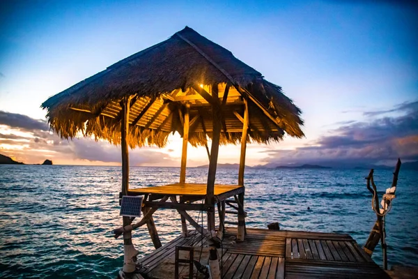 Ηλιοβασίλεμα πάνω από το ξύλινο beach bar στη θάλασσα και καλύβα στην προβλήτα στο νησί Koh Mak, Τρατ, Ταϊλάνδη — Φωτογραφία Αρχείου