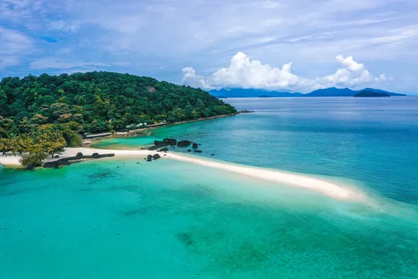 Schöne tropische Insel Koh Kham, weißer Sandstrand mit vulkanischen Felsen, in der Nähe von Koh Mak, Trat, Thailand — Stockfoto