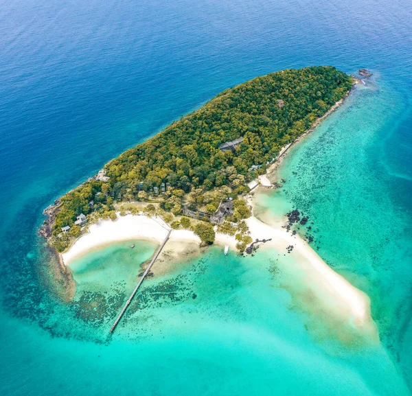 Schöne tropische Insel Koh Kham, weißer Sandstrand mit vulkanischen Felsen, in der Nähe von Koh Mak, Trat, Thailand — Stockfoto