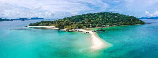Piękna tropikalna wyspa koh Kham, biała piaszczysta plaża z wulkanicznymi skałami, w pobliżu Koh Mak, Trat, Tajlandia — Zdjęcie stockowe