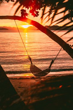 Koh Chang, Trat, Tayland yakınlarındaki Koh Mak tropikal adasının üzerinde güzel bir günbatımı.