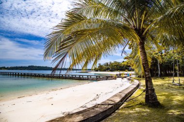Güzel tropik ada Koh Kham, volkanik kayalıkları olan beyaz kumsal, Koh Mak, Trat, Tayland yakınlarında.