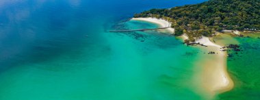 Güzel tropik ada Koh Kham, volkanik kayalıkları olan beyaz kumsal, Koh Mak, Trat, Tayland yakınlarında.