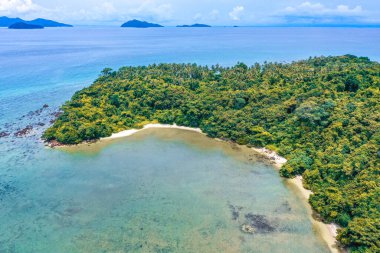 Koh Mak tropikal adası ve Koh Chang, Trat, Tayland yakınlarındaki cennet plajı.