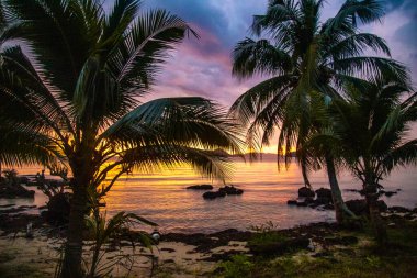 Koh Chang, Trat, Tayland yakınlarındaki Koh Mak tropikal adasının üzerinde güzel bir günbatımı.