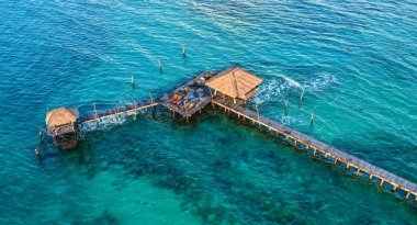 Denizde ahşap bir sahil barı ve Koh Mak adasında bir kulübe, Trat, Tayland