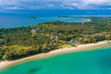 Koh Mak tropikal adası ve Koh Chang, Trat, Tayland yakınlarındaki cennet plajı.