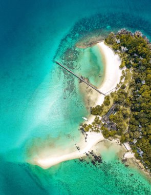 Güzel tropik ada Koh Kham, volkanik kayalıkları olan beyaz kumsal, Koh Mak, Trat, Tayland yakınlarında.