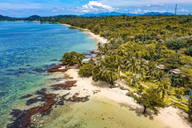 Koh Mak tropikal adası ve Koh Chang, Trat, Tayland yakınlarındaki cennet plajı.