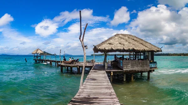 Denizde ahşap bir sahil barı ve Koh Mak adasında bir kulübe, Trat, Tayland — Stok fotoğraf