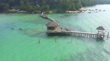 Denizde ahşap bir sahil barı ve Koh Mak adasında bir kulübe, Trat, Tayland