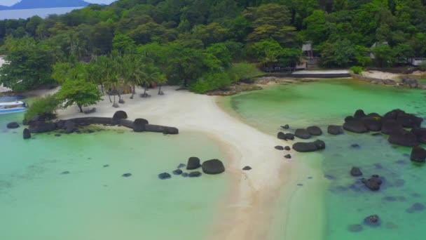 Beautiful tropical island koh Kham, white sand beach with volcanic rocks, near koh Mak, Trat, Thailand — Stock Video