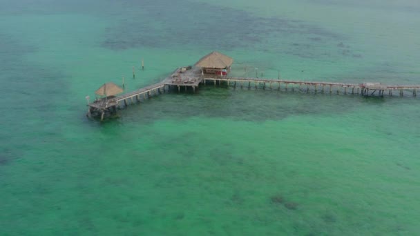 泰国，特拉特，郭茂岛，海上木制海滩酒吧和码头上的茅屋 — 图库视频影像
