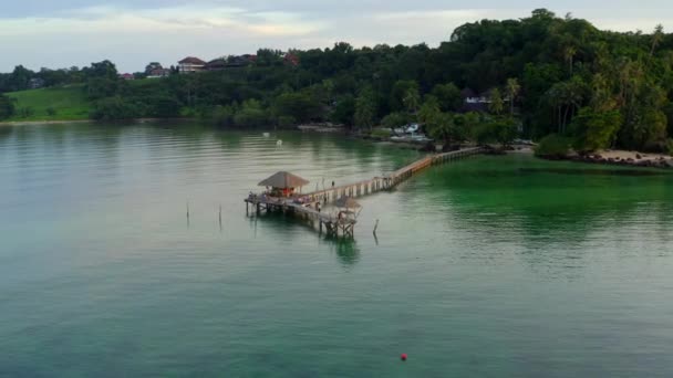 Wooden beach bar in sea and hut on pier in koh Mak island, Trat, Thailand — стоковое видео