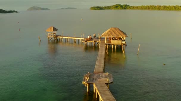 Ηλιοβασίλεμα πάνω από το ξύλινο beach bar στη θάλασσα και καλύβα στην προβλήτα στο νησί Koh Mak, Τρατ, Ταϊλάνδη — Αρχείο Βίντεο