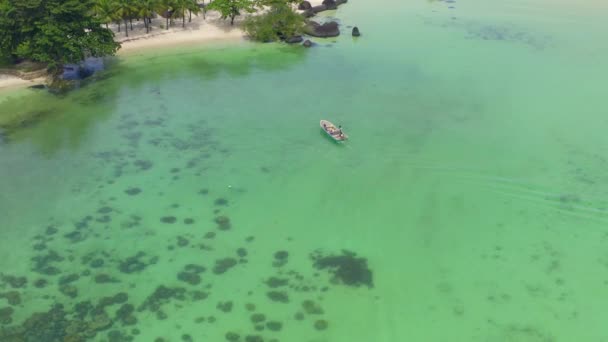 Прекрасний тропічний острів Кам, білий піщаний пляж з вулканічними породами, недалеко від Као Мака, Трат, Таїланд. — стокове відео