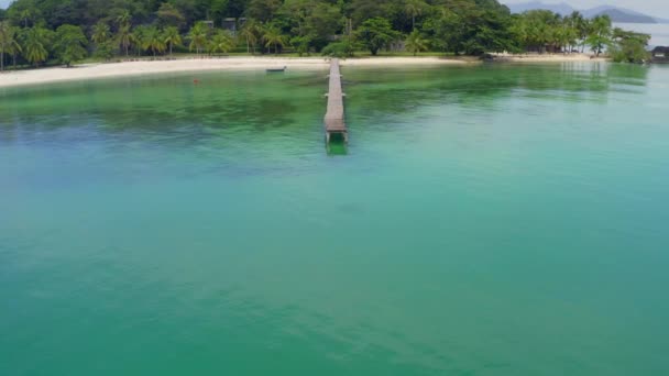 Linda ilha tropical Koh Kham, praia de areia branca com rochas vulcânicas, perto de koh Mak, Trat, Tailândia — Vídeo de Stock